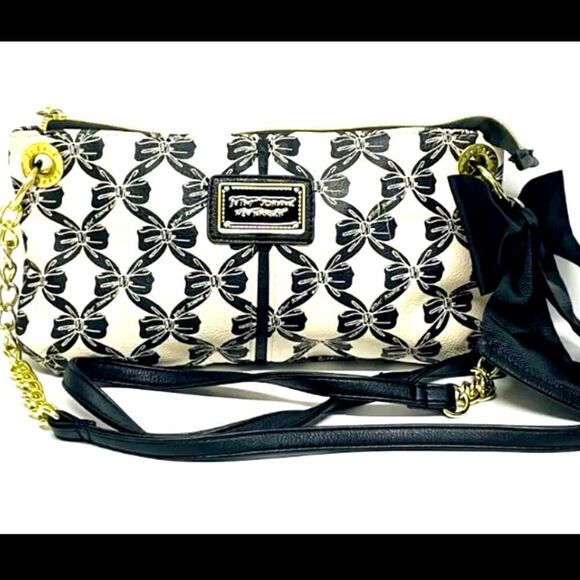 EUC betsey johnson Bow black & white crossbody gold chain strap heart accent - Picture 1 of 4